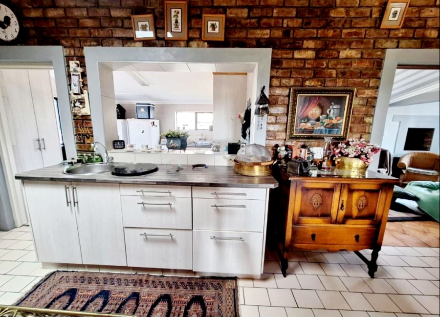 4 Bedroom Property for Sale in Boggomsbaai Western Cape